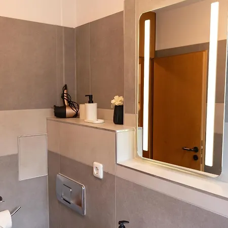 Apartment 17-stillvolles 2-zimmer Mit Boxspringbett,wlan,grossem Balkon Mit Gartenblick Wiesbaden